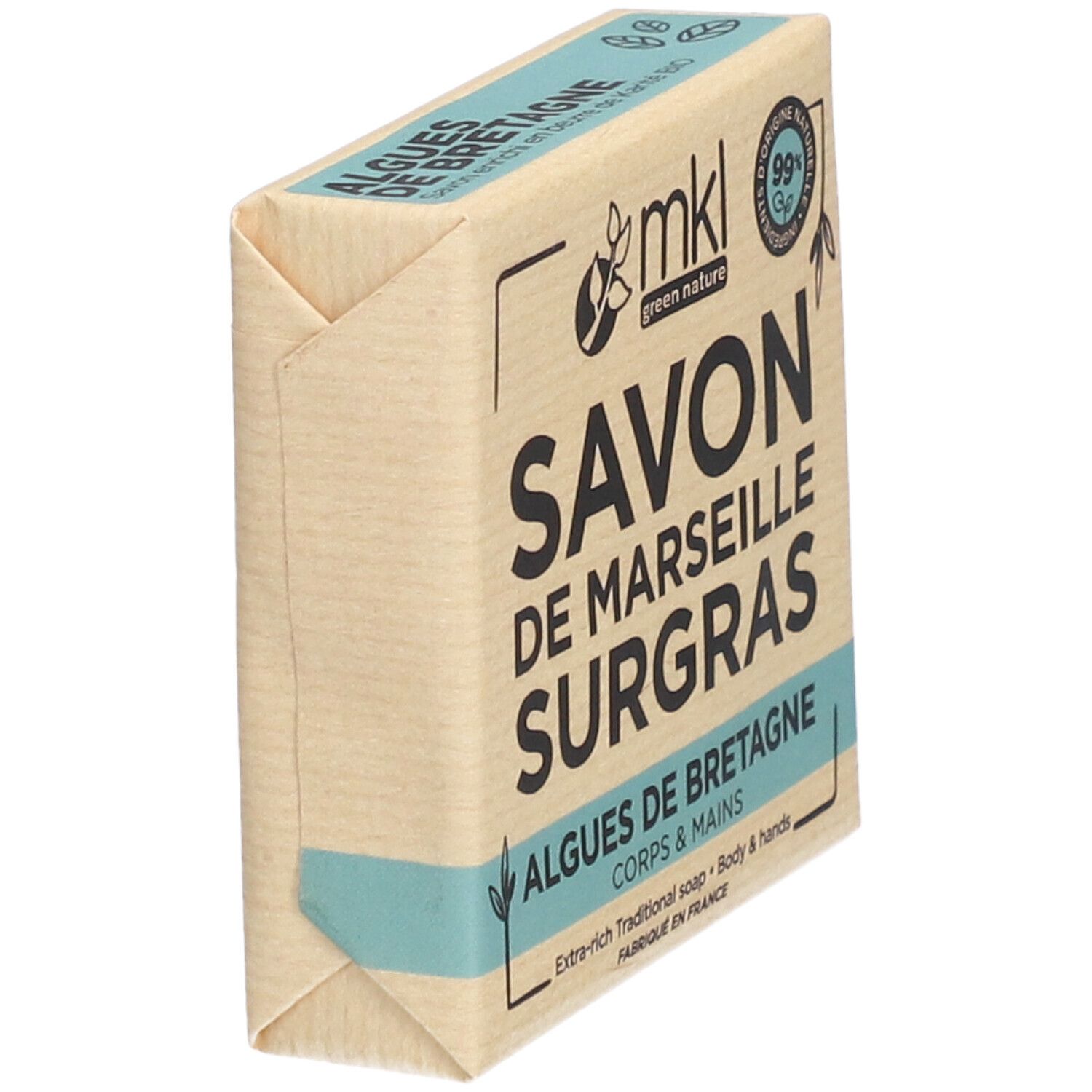 Schräg gestellte Seife in Papierverpackung. Aufschrift: Savon de Marseille Surgras, Algues de Bretagne. Marke: mkl.