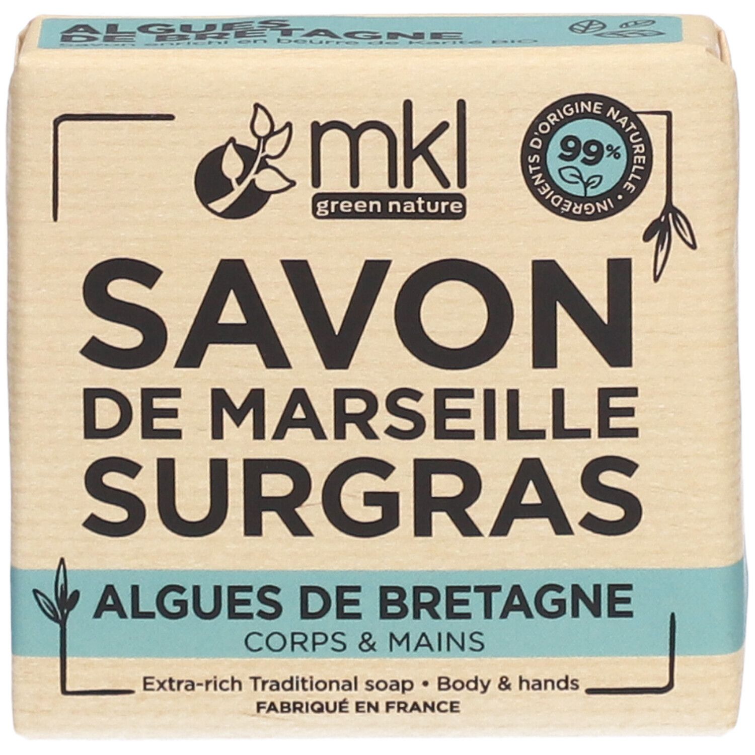 Seife in Papierverpackung. Aufschrift: Savon de Marseille Surgras, Algues de Bretagne. Marke: mkl. 99% natürliche Inhaltsstoffe.