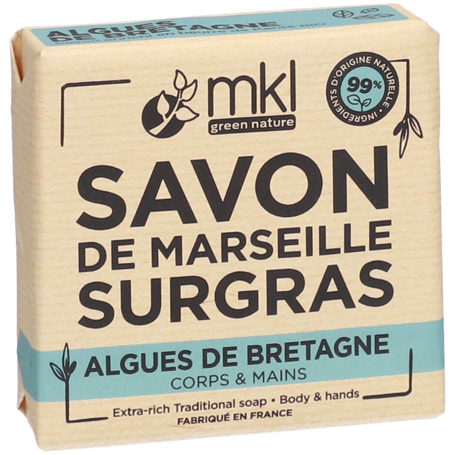 Seife in Papierverpackung. Aufschrift: Savon de Marseille Surgras, Algues de Bretagne. Marke: mkl. 99% natürliche Inhaltsstoffe.