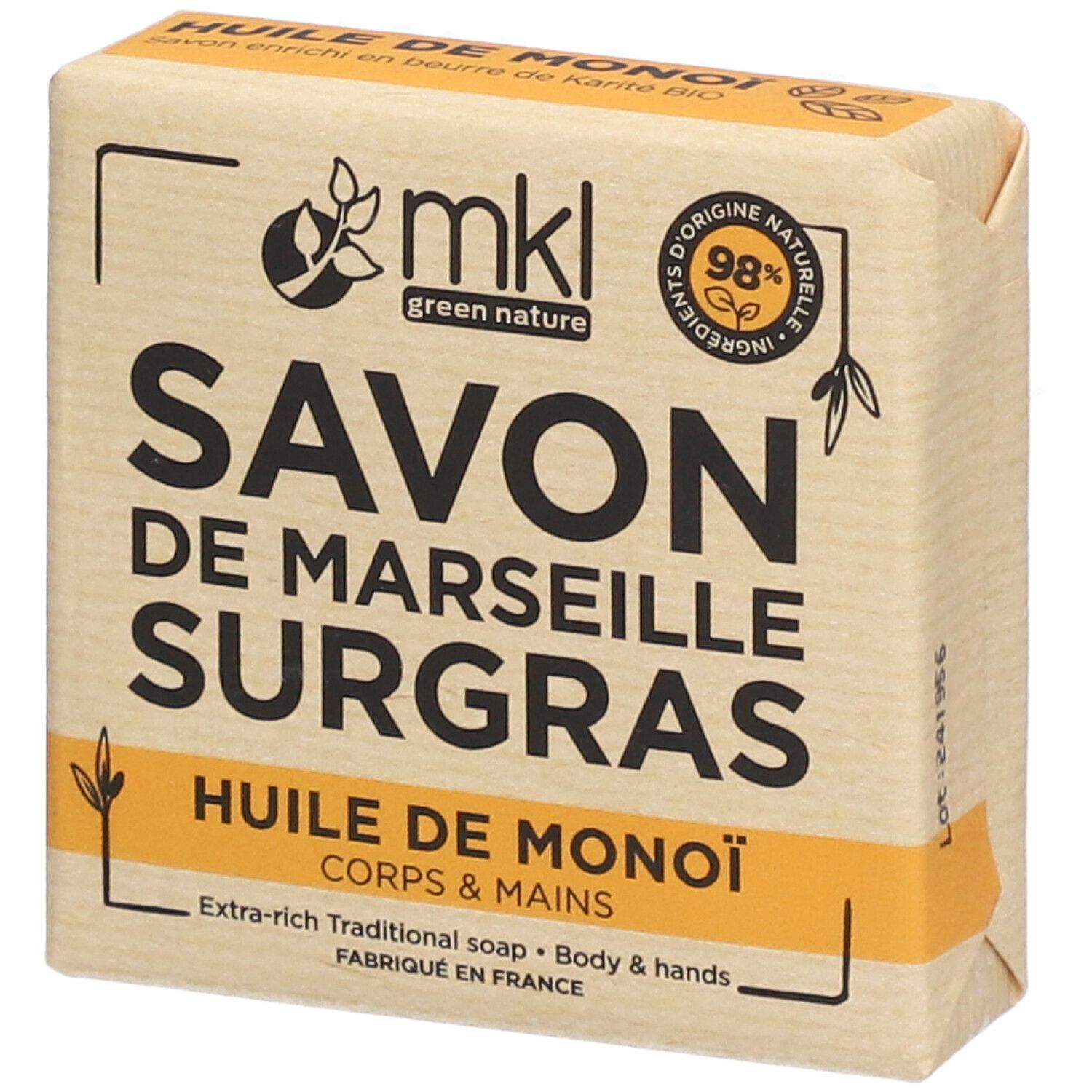 Seife in Papierverpackung. Aufschrift: Savon de Marseille Surgras, Huile de Monoï. Mit 98% natürlichen Inhaltsstoffen.