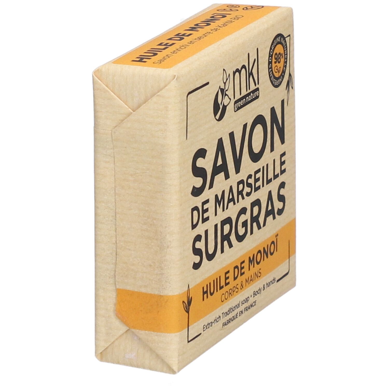 Schräg gestellte Seife in Papierverpackung. Aufschrift: Savon de Marseille Surgras, Huile de Monoï. Eckige Form.