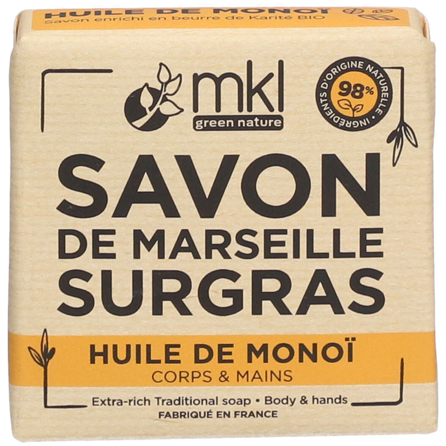 Seife in Papierverpackung. Aufschrift: Savon de Marseille Surgras, Huile de Monoï. Mit 98% natürlichen Inhaltsstoffen.