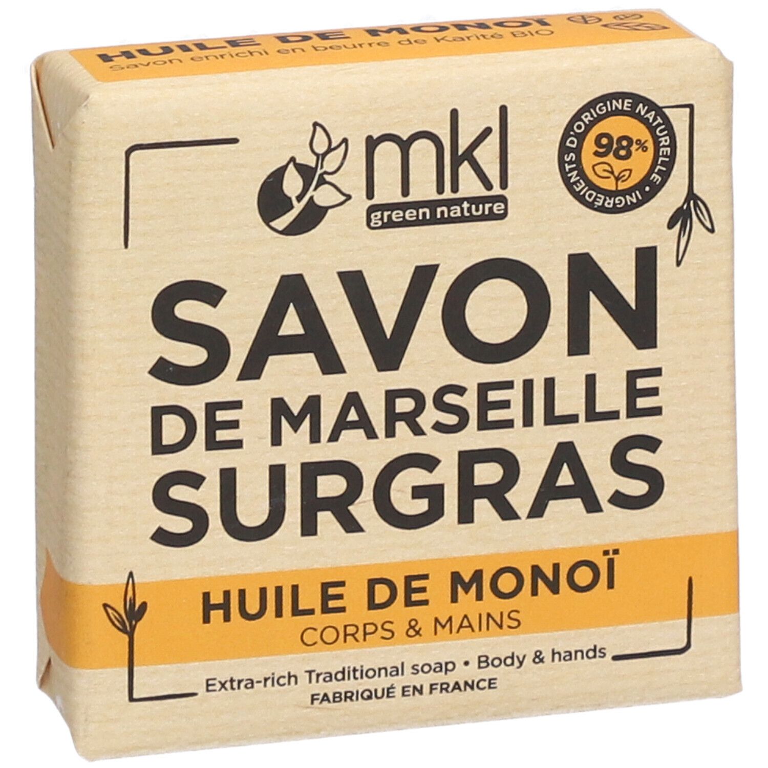 Seife in Papierverpackung. Aufschrift: Savon de Marseille Surgras, Huile de Monoï. Mit 98% natürlichen Inhaltsstoffen.