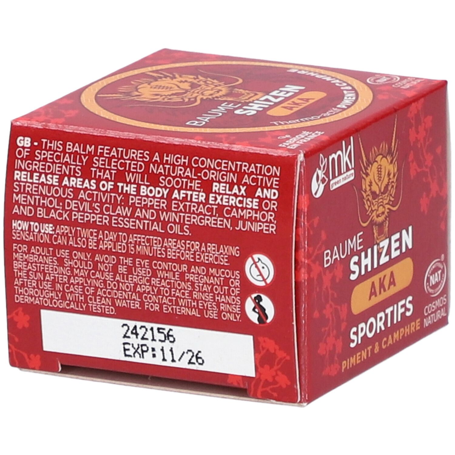 Boîte carrée rouge avec nom du produit et logo. Contient du texte en anglais. Date de péremption : 11/26. Certification : Cosmos Natural.