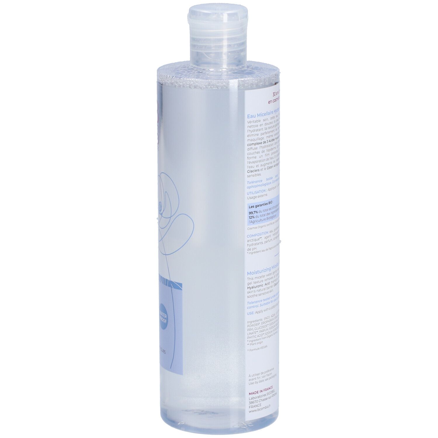 Transparante fles met witte dop. Etiket met tekst en barcode. Bio-certificering.