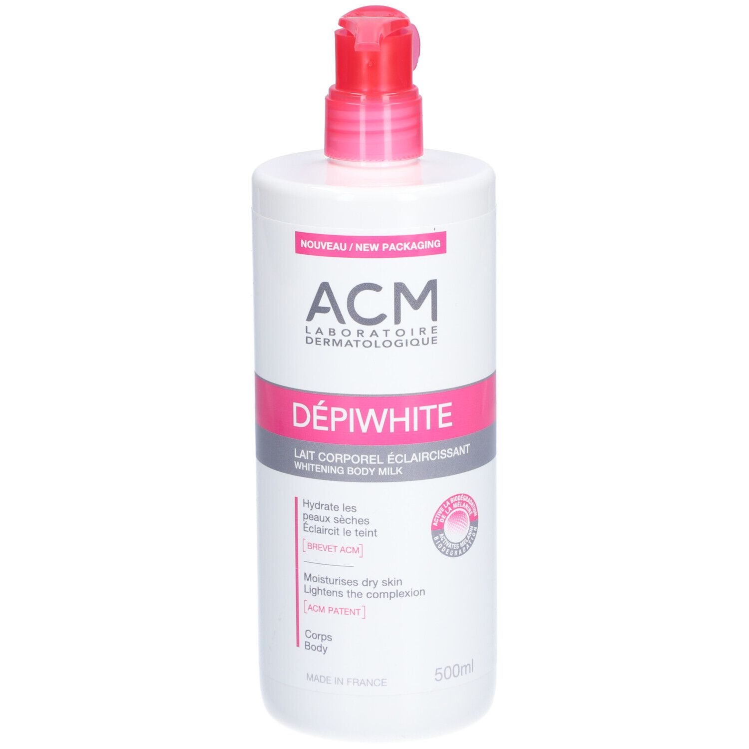 Weiße Flasche mit rosa Akzenten und Dosierpumpe. Aufschrift: ACM Dépiwhite Lait corporel éclaircissant. 500ml.