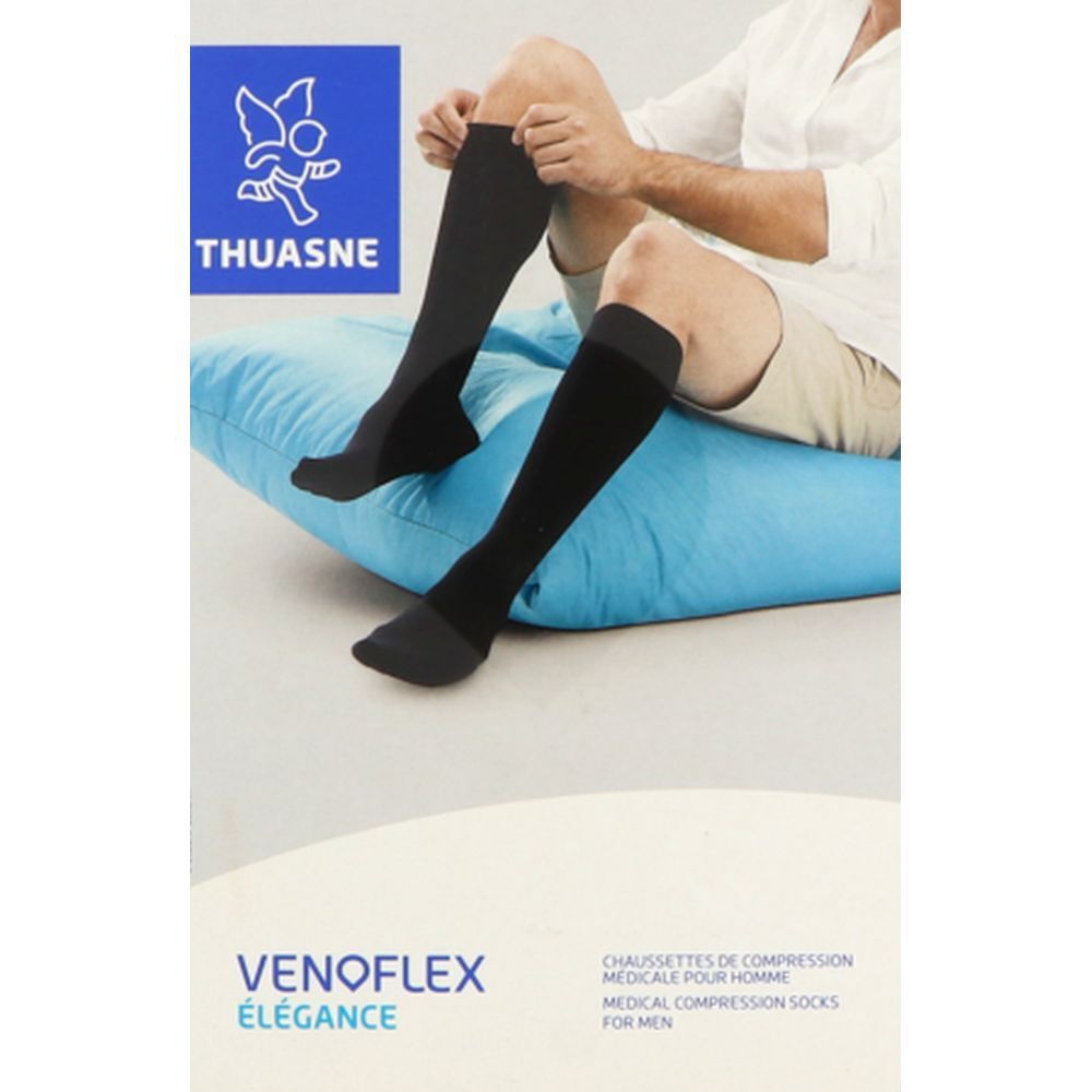 Bas de compression noirs pour homme. Homme assis sur coussin bleu. Marque Thuasne, Venoflex. Texte: Chaussettes de compression médicale.