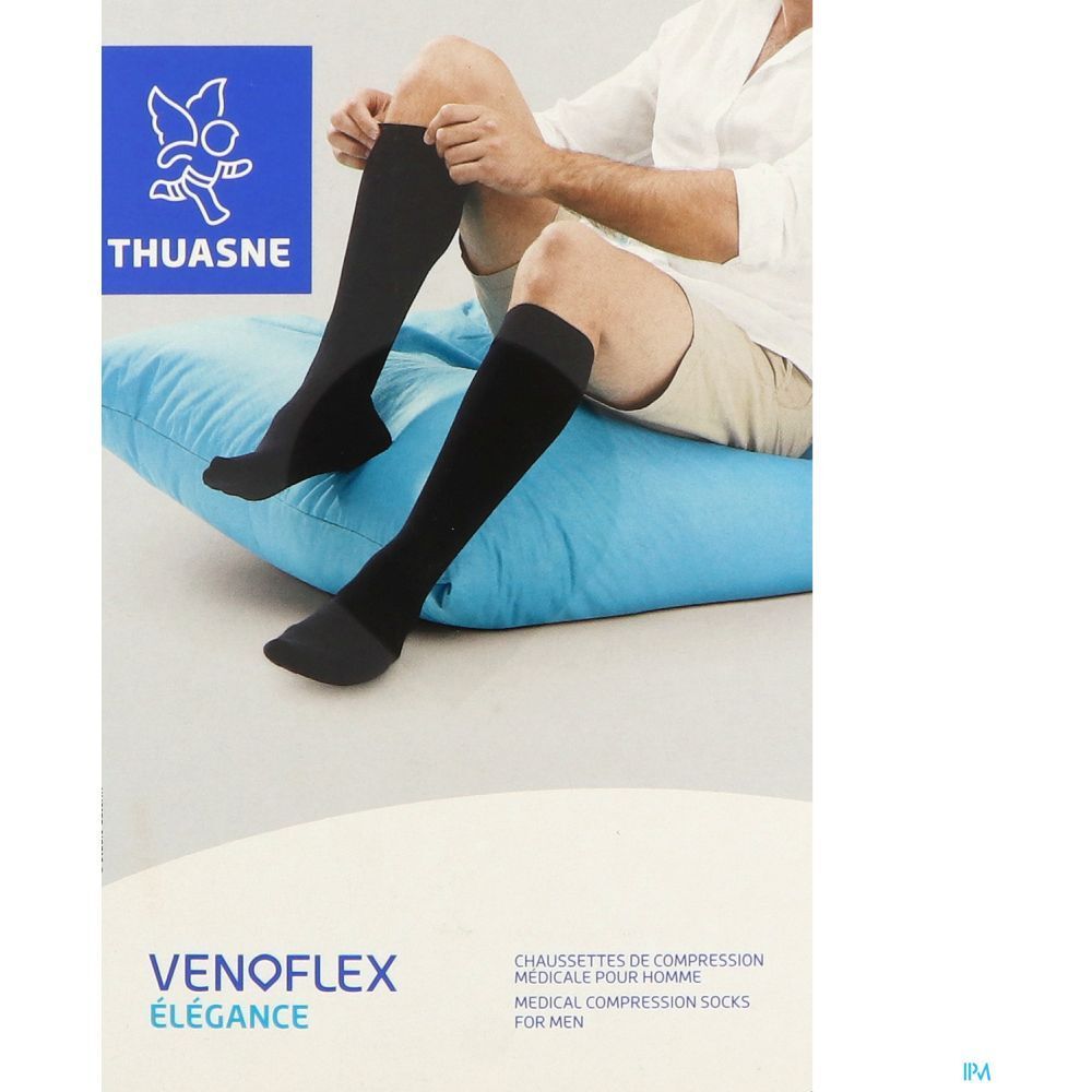 Bas de compression noirs pour homme. Homme assis sur coussin bleu. Marque Thuasne, Venoflex. Texte: Chaussettes de compression médicale.