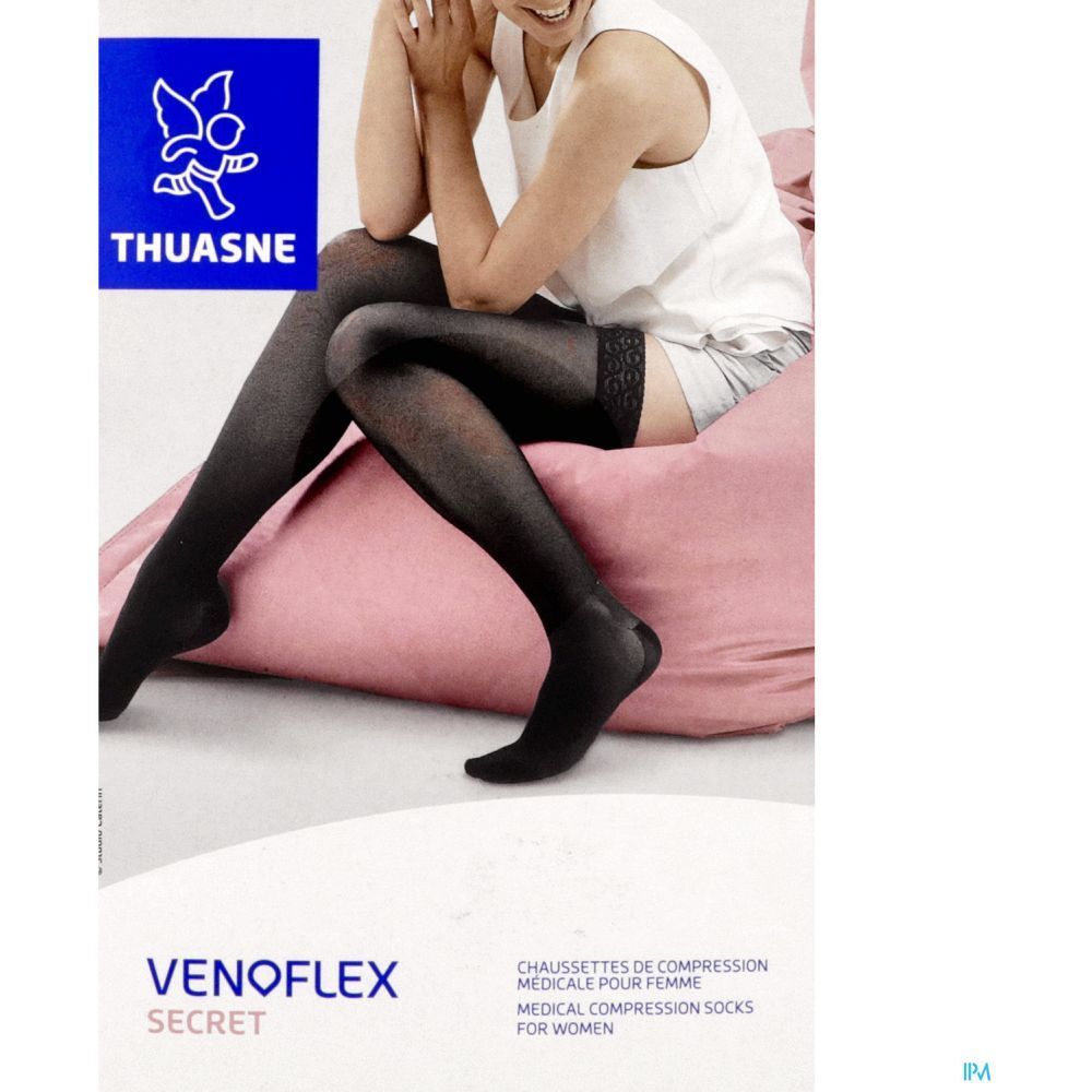 Bas de compression noirs pour femmes, dentelle en haut. Marque Thuasne, nom VENOLEX SECRET. Vue d'une femme assise.