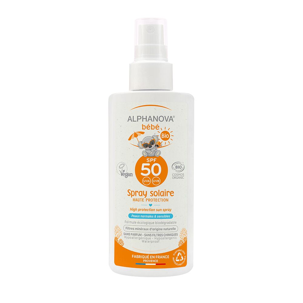 Weißes Spray mit Aufschrift ALPHANOVA bébé SPF 50. Bio-Zertifizierung, Vegan-Siegel. Orangefarbener Streifen am unteren Rand.