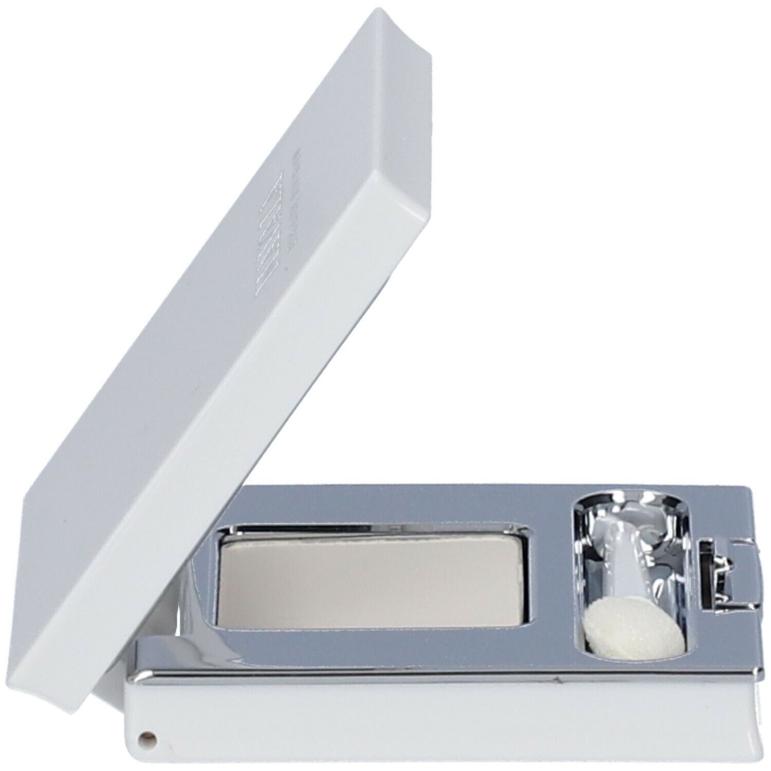Fard à paupières blanc dans un boîtier compact blanc avec miroir et applicateur. Ouvert.