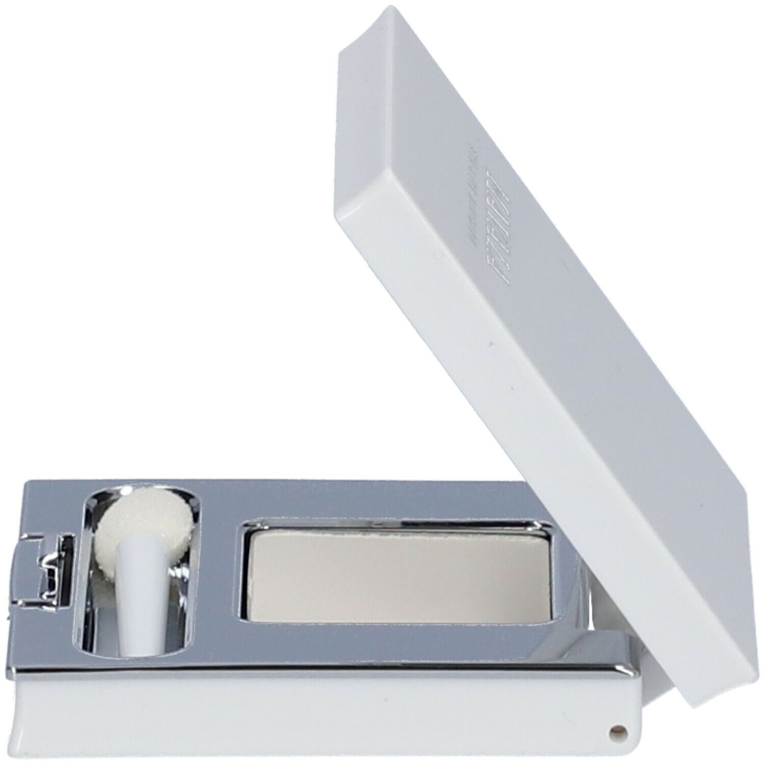 Fard à paupières blanc dans un boîtier compact blanc avec miroir et applicateur. Ouvert.