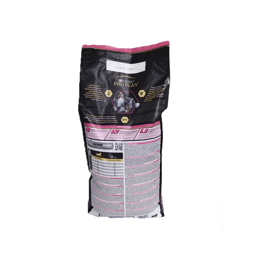 Dos du sac de nourriture pour chiens. Texte et graphiques. Logo PRO PLAN. Détails roses et noirs.
