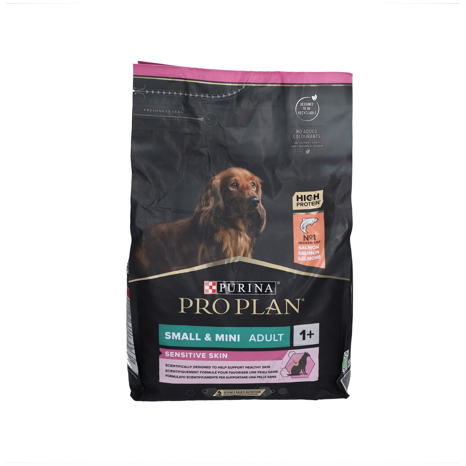 PURINA PRO PLAN, nourriture pour chiens. Emballage noir avec chien. Texte: Small & Mini Adult Sensitive Skin. Avec OPTIDERMA™ Saumon.