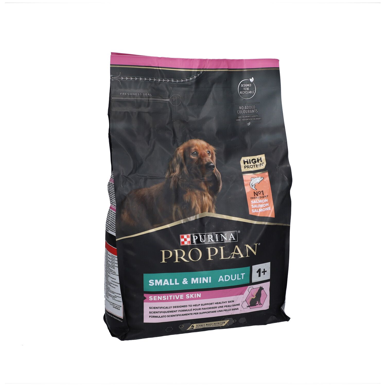 PURINA PRO PLAN, nourriture pour chiens. Emballage noir avec chien. Texte: Small & Mini Adult Sensitive Skin. Avec OPTIDERMA™ Saumon.