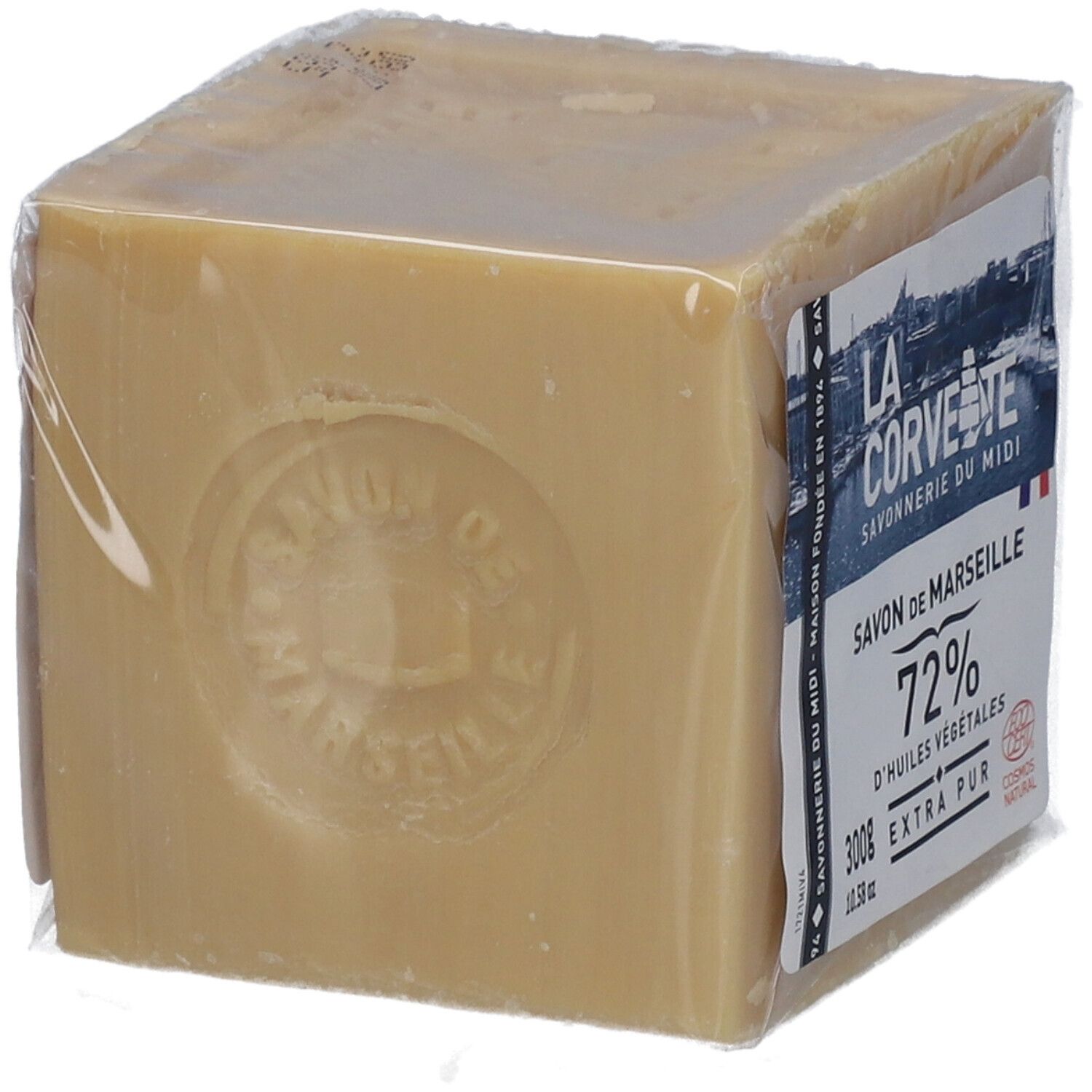 Quadratischer Seifenblock in Folie. Geprägtes Logo auf der Seife. Text: Savon de Marseille, 72% d'huiles végétales, 300g, Extra Pur.