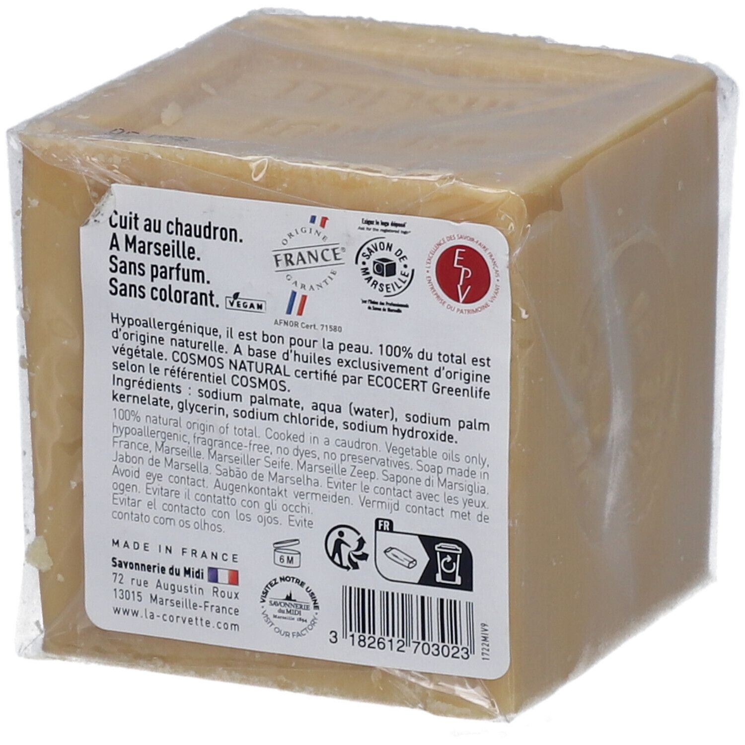 Rückseite eines Seifenblocks in Folie. Etikett mit Text, Inhaltsstoffen, Herkunft. Siegel: Cosmos Natural, Vegan, Origine France Garantie.