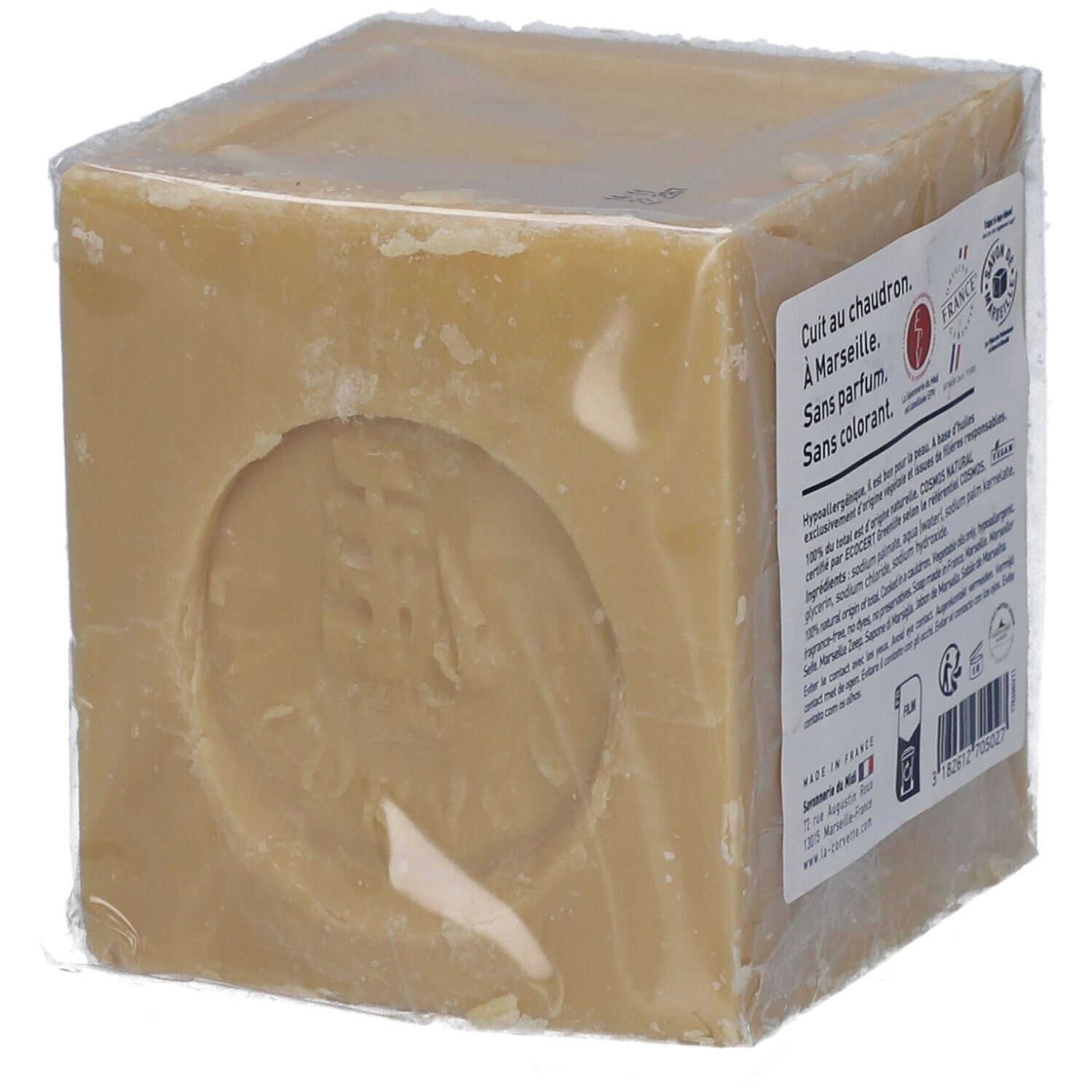 Quadratischer Seifenblock in Folie verpackt. Geprägtes rundes Logo. Rückseite mit Text: Cuit au chaudron, Sans parfum, Sans colorant.