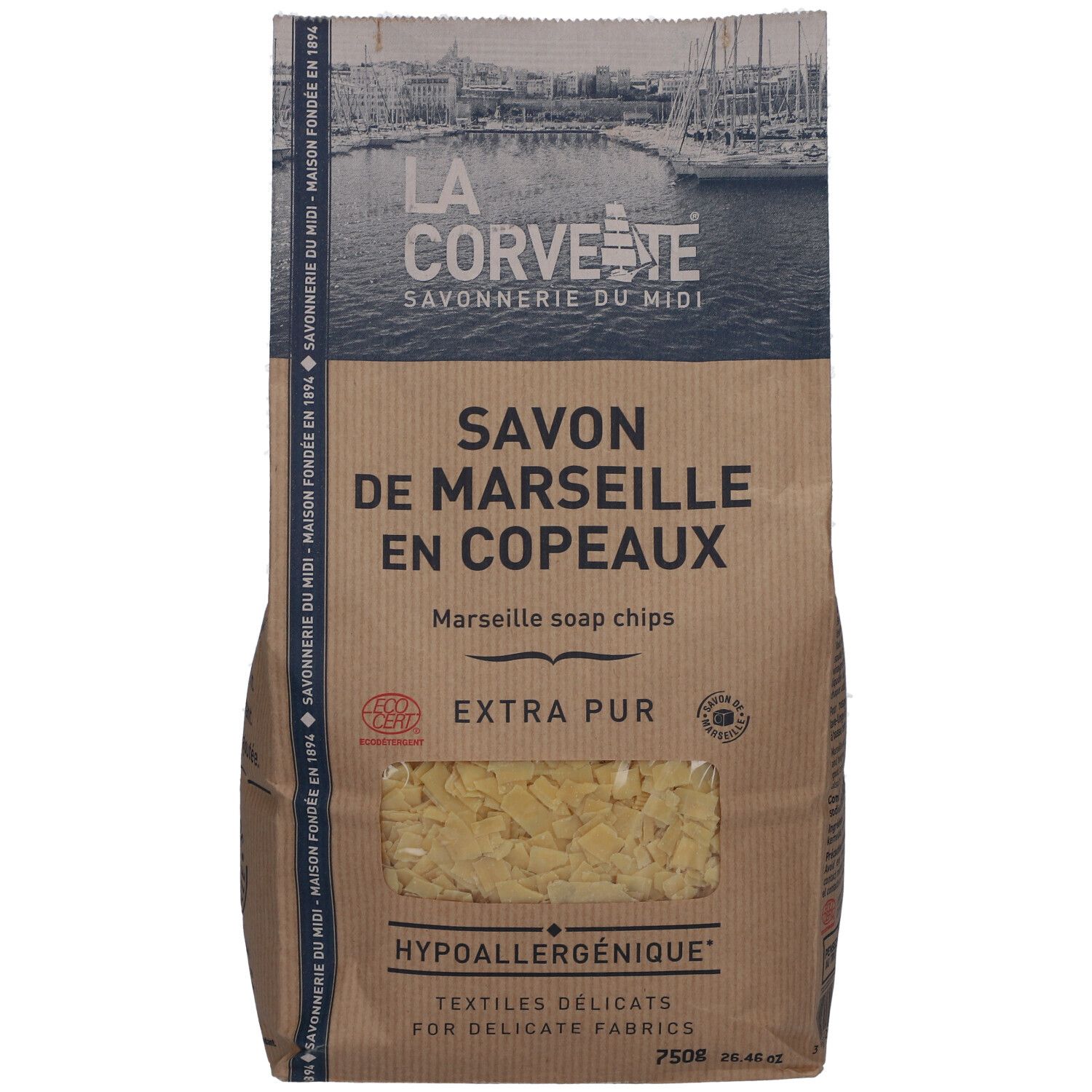 Sac de savon de Marseille en copeaux. Fenêtre montrant des copeaux. Texte: Extra Pur, hypoallergénique.