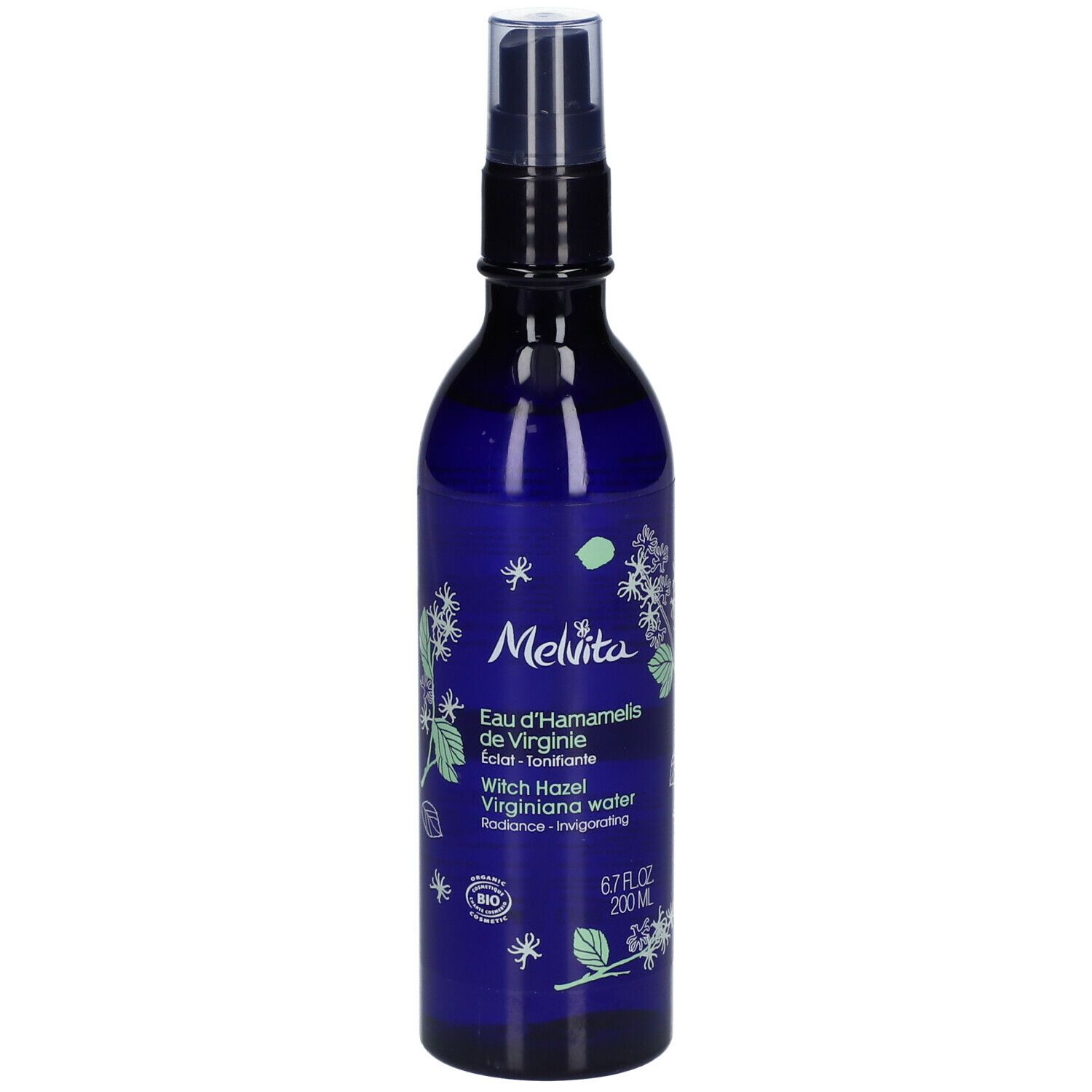 Blaue Flasche mit Zerstäuber. Aufschrift: Melvita, Eau d'Hamamélis de Virginie, Witch Hazel Virginiana water. Bio-Siegel.