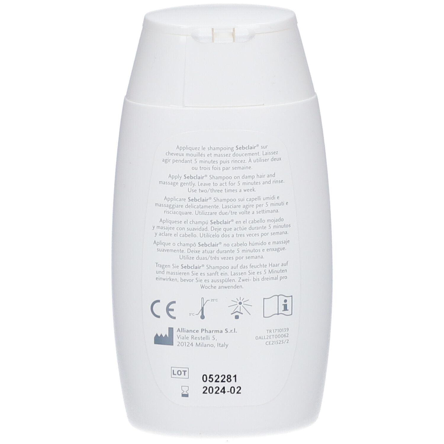 Dos du flacon de shampooing blanc. Texte multilingue, marquage CE, numéro de lot et date de péremption.