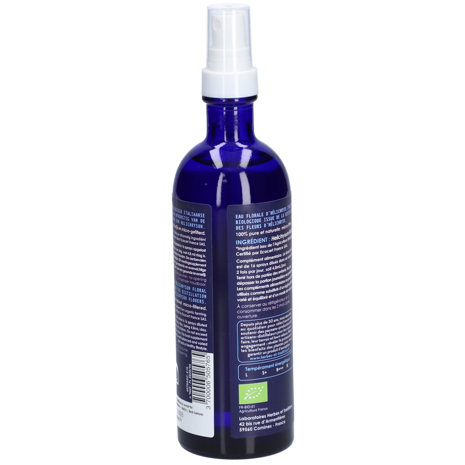 Flacon en verre bleu avec vaporisateur. Dos avec texte en plusieurs langues. Label BIO. Étiquette avec texte.