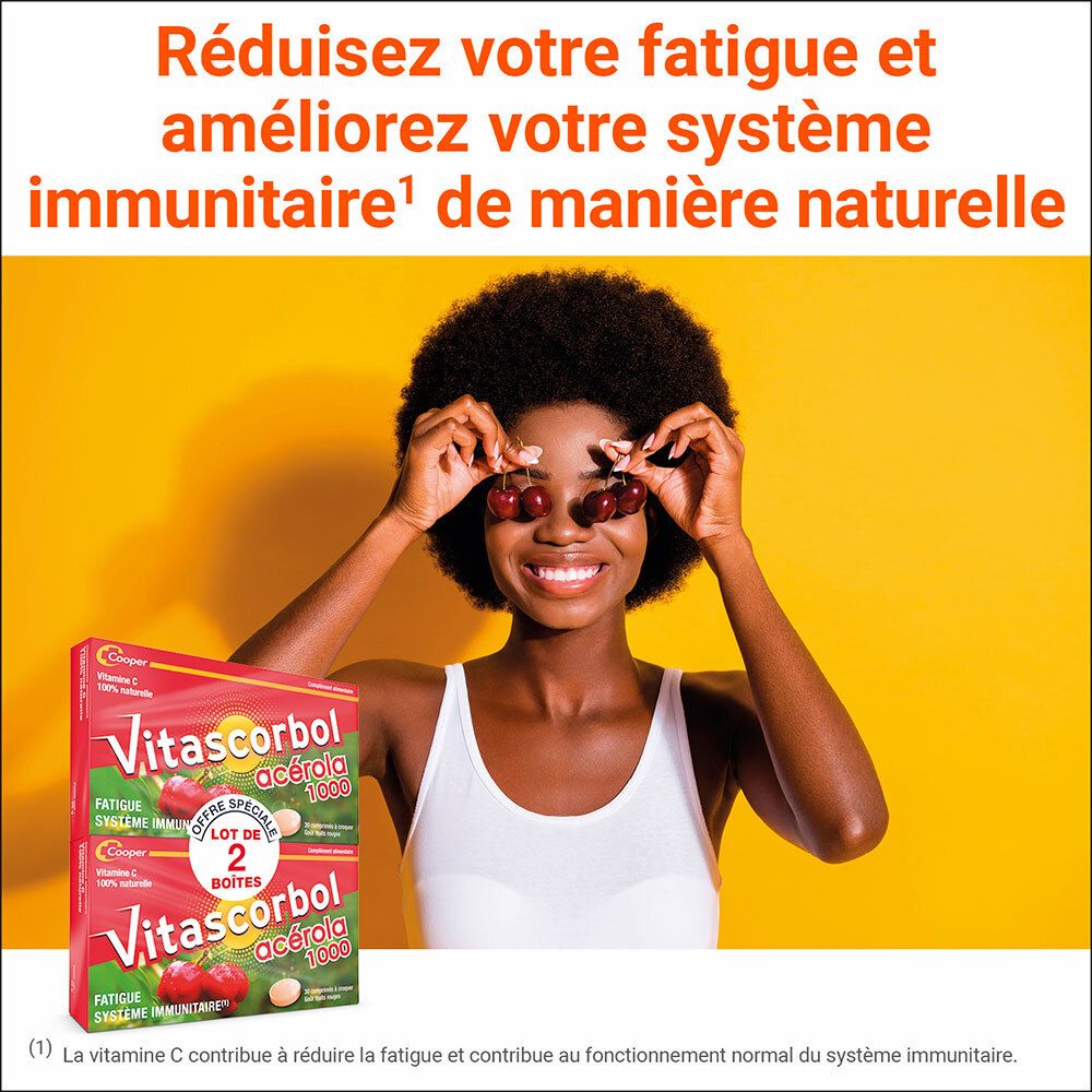 Femme avec des cerises. En arrière-plan, un paquet de Vitascorbol Acérola 1000. Fond jaune avec texte sur la fatigue et le système immunitaire.