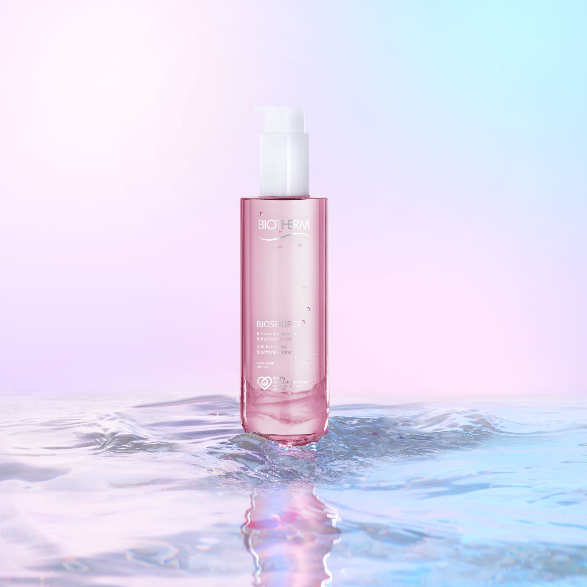 Flacon rose avec pompe blanche. Inscription: Biotherm Biosource. Lait démaquillant. Sur l'eau.
