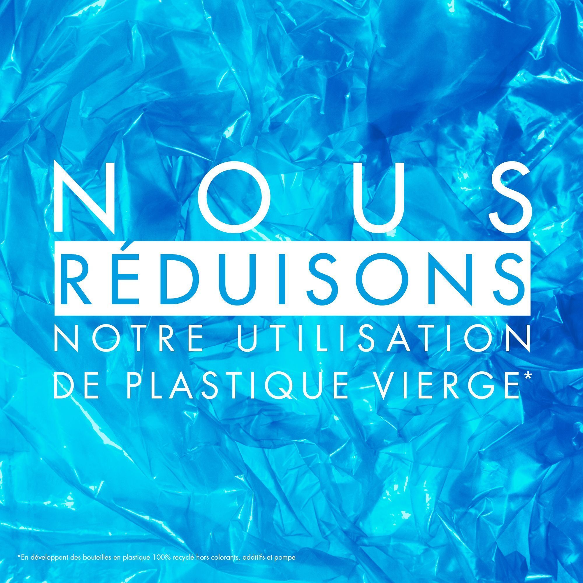 Fond bleu avec texte: Nous réduisons notre utilisation de plastique vierge.