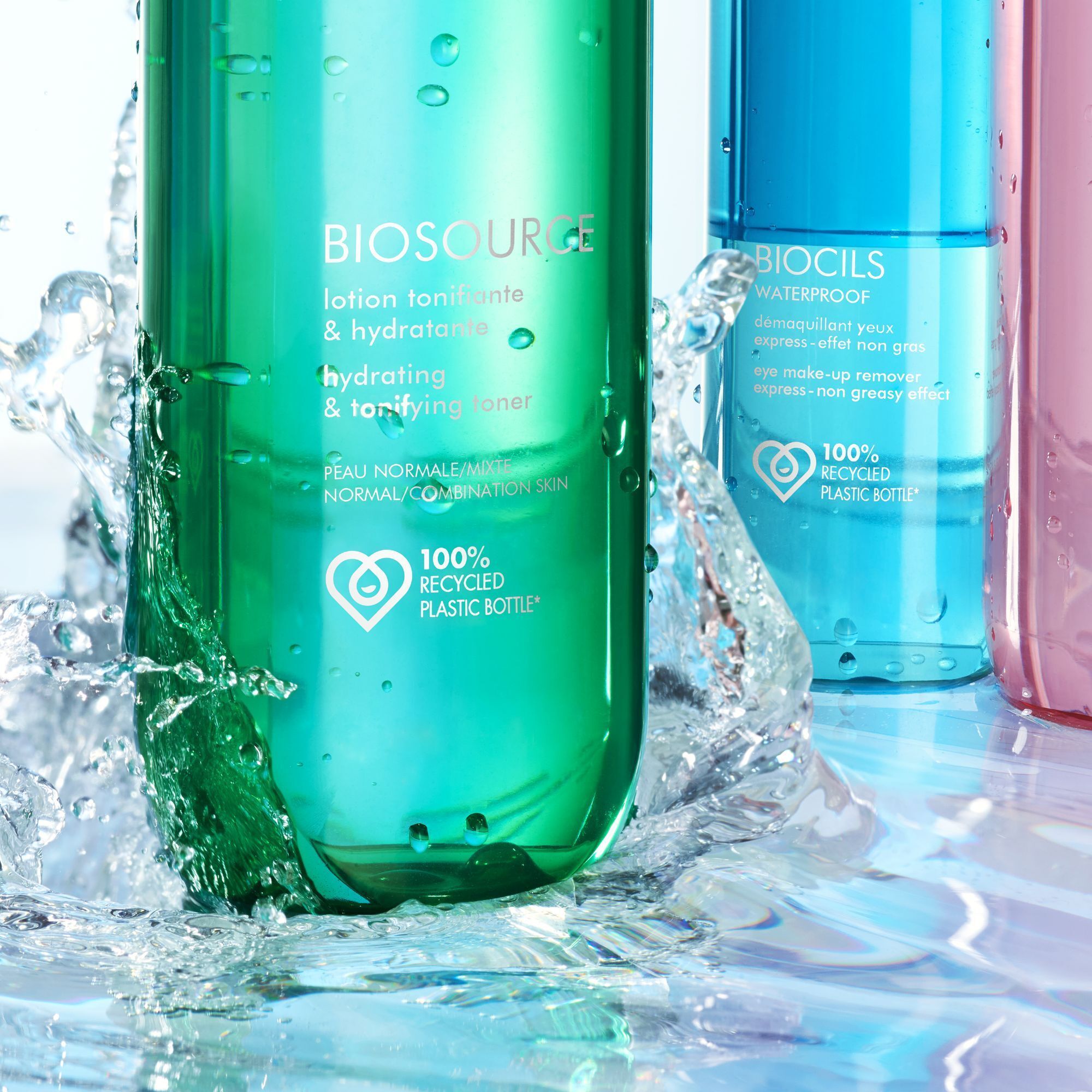 Nahaufnahme von grünen und blauen Flaschen. Aufschrift: Biosource und Biocils. 100% recycelte Plastikflasche.