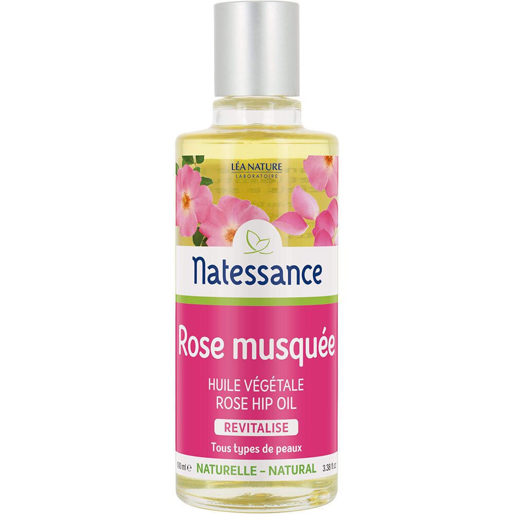 Flacon d'huile de rose musquée Natessance. Bouchon argenté. Étiquette avec nom du produit, illustration de fleurs et texte.