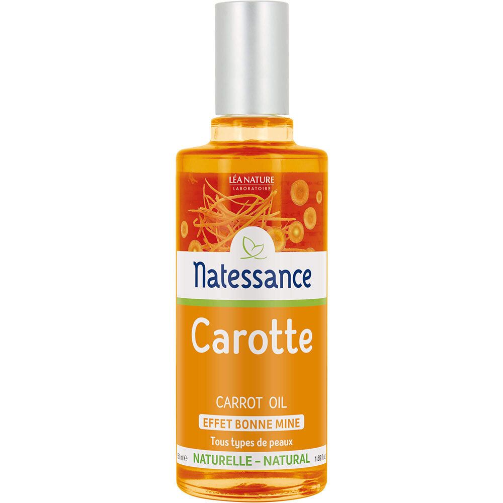 Eine Flasche Natessance Carotte Öl. Orangefarbenes Öl in einer Glasflasche mit silbernem Deckel. Aufschrift: Carotte, Carrot Oil.