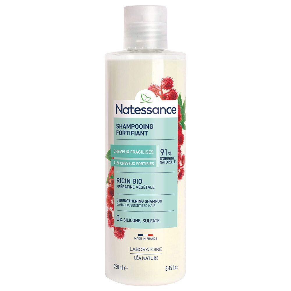 Flacon de shampooing avec étiquette. Texte: Natessance, Shampooing Fortifiant, Ricin Bio, Kératine Végétale. 0% silicone, sulfate.