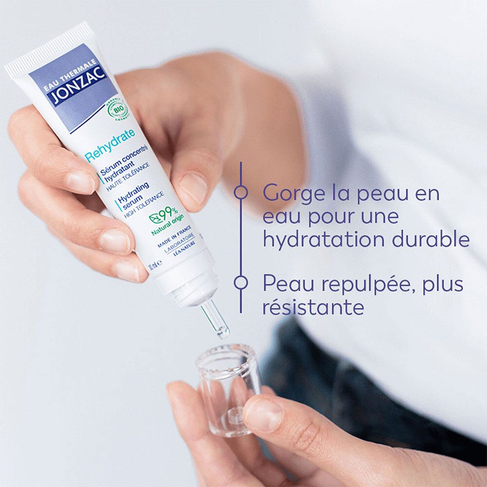 Person hält eine Tube Jonzac REhydrate. Tropfen Serum in ein kleines Glas. Text: Haut wird mit Feuchtigkeit versorgt.