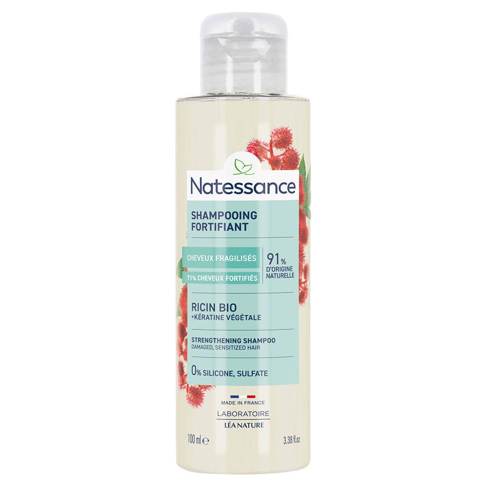 Flacon de shampooing avec étiquette. Marque Natessance. Texte: Shampooing Fortifiant, Ricin Bio, Kératine Végétale. 0% silicone, sulfate.