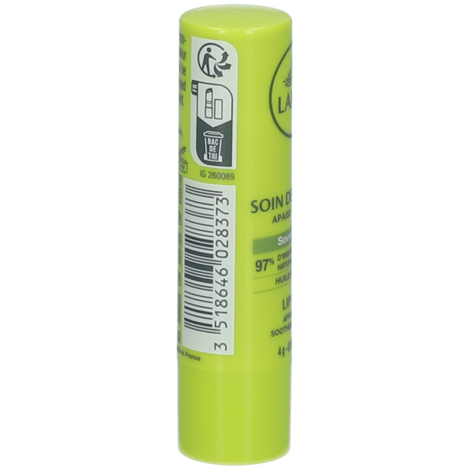 Stick de soin des lèvres vert clair. Inscriptions: SOIN DES LÈVRES, 97% ingrédients naturels. Code-barres et symbole de recyclage.