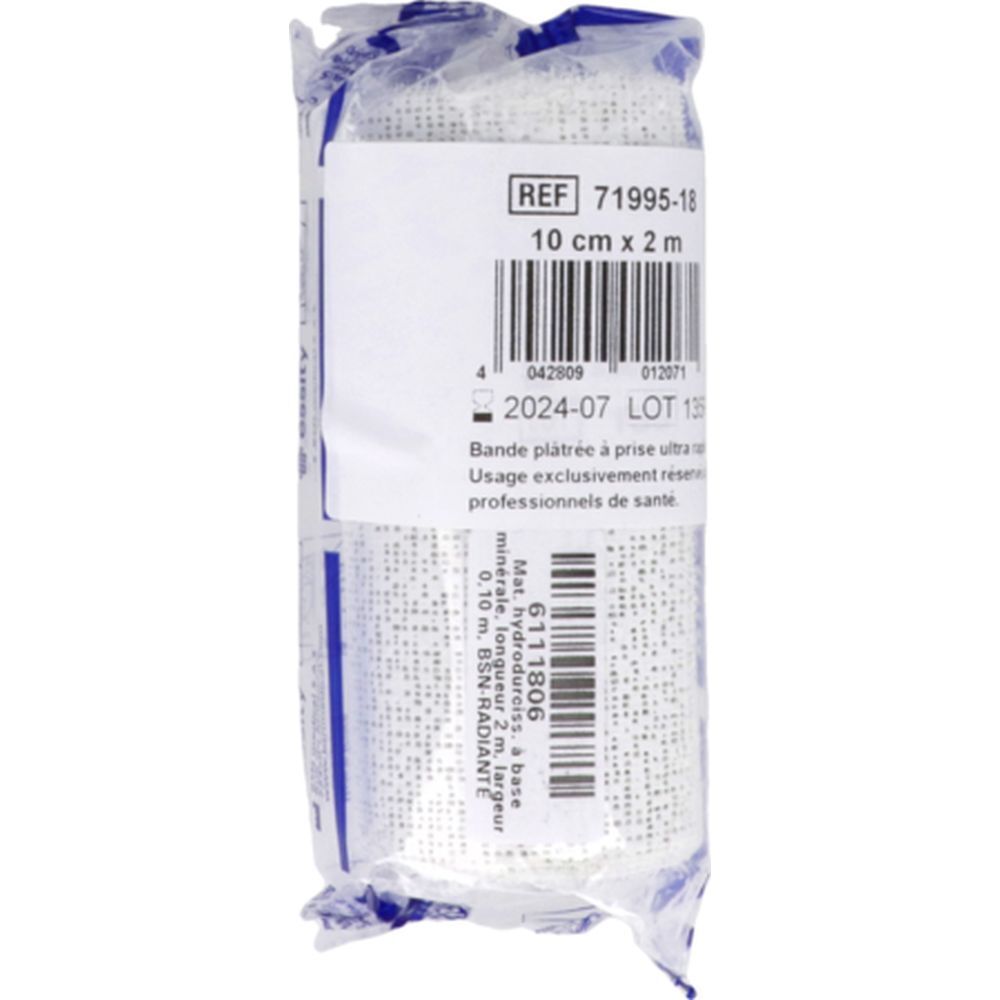 Rouleau de bandage en emballage plastique. Informations imprimées: 10 cm x 2 m, REF 71995-18, numéro de lot et code-barres.