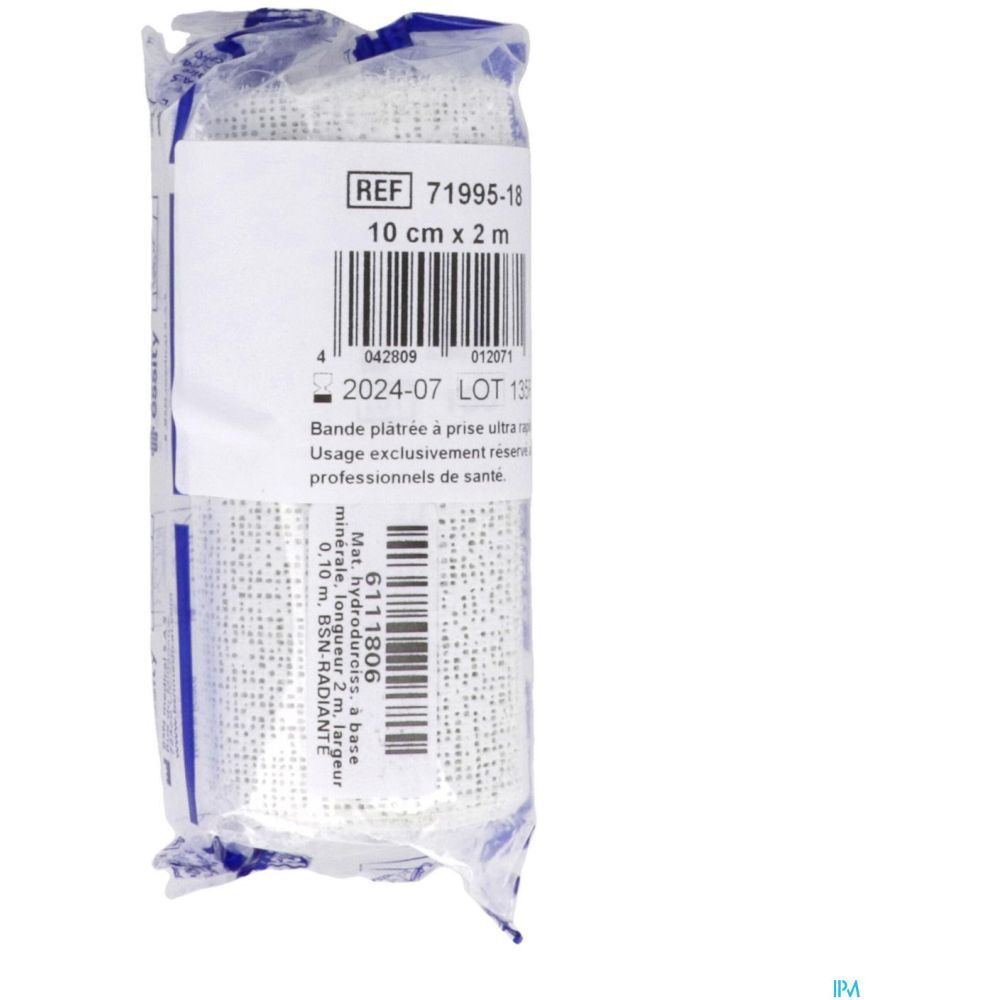 Rouleau de bandage en emballage plastique. Informations imprimées: 10 cm x 2 m, REF 71995-18, numéro de lot et code-barres.