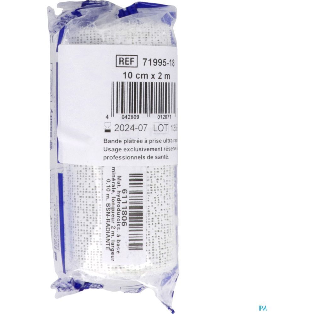 Rouleau de bandage en emballage plastique. Informations imprimées: 10 cm x 2 m, REF 71995-18, numéro de lot et code-barres.