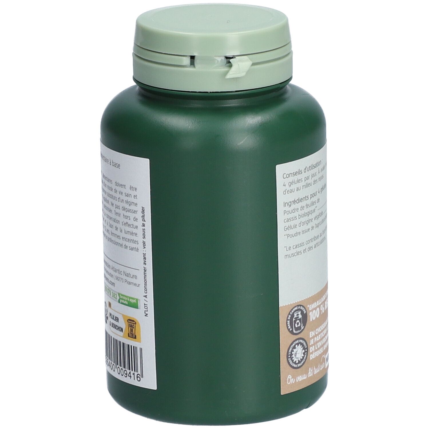 Seitenansicht der grünen Flasche. Etikett mit Informationen und Logos. Grüner Deckel.