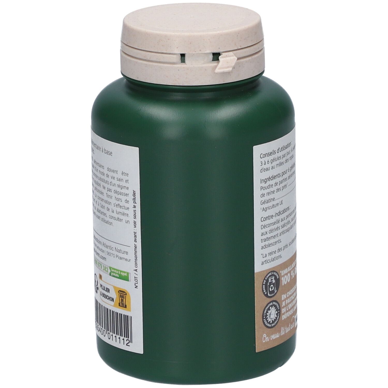 Grüne Flasche mit weißem Deckel. Etikett mit Produktinformationen und Recycling-Logo. Französische Flagge.
