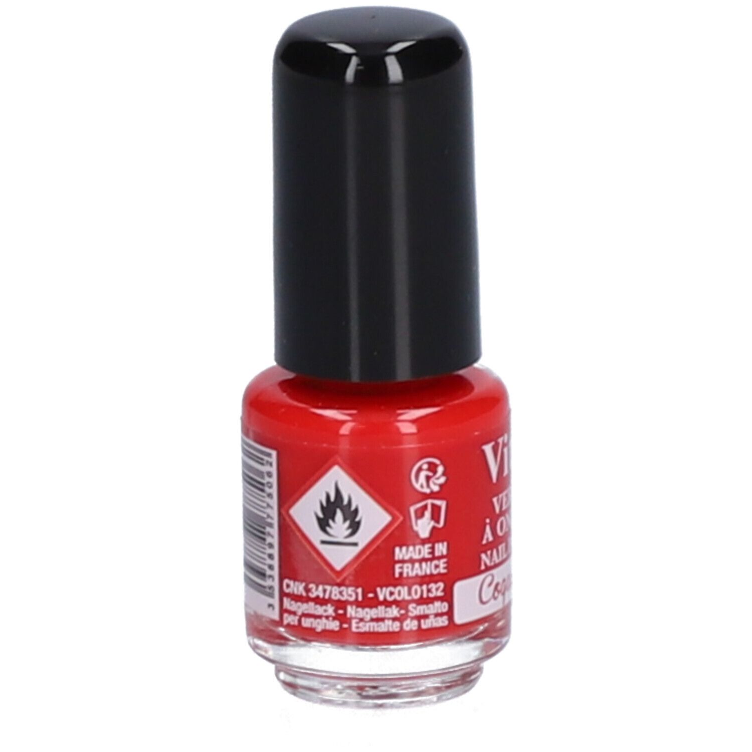 Flacon de vernis à ongles rouge avec bouchon noir. Dos avec symboles d'avertissement et code-barres. Inscription : Made in France.