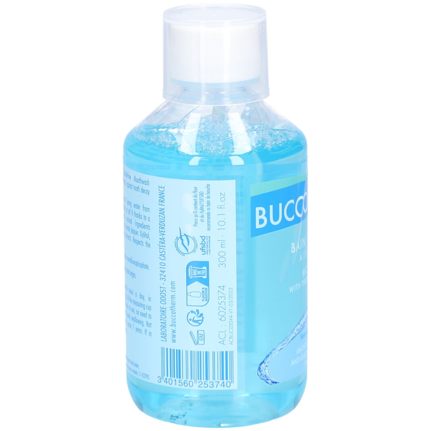 Achterkant van de blauwe mondspoelfles. Bevat informatie, barcode en logo. Merk: Buccotherm. 300 ml.