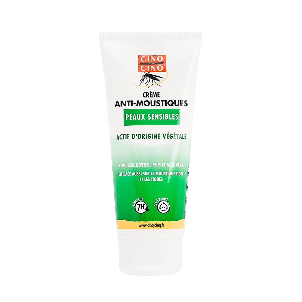Tube de crème. Logo et nom du produit visibles. Couleurs verte et blanche. Texte: Anti-Moustiques, Peaux Sensibles.