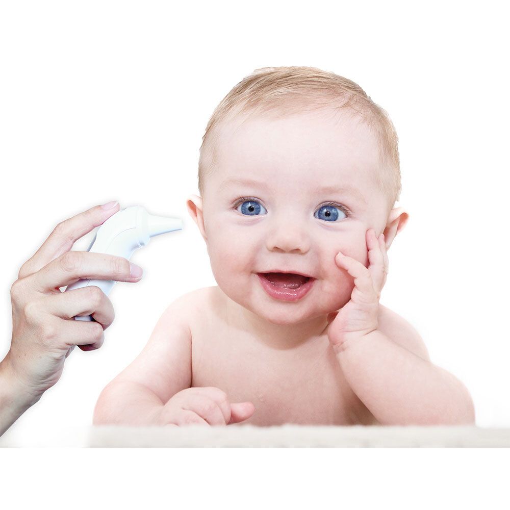 Bébé au visage aux yeux bleus. Une main tient un thermomètre auriculaire blanc près de l'oreille.