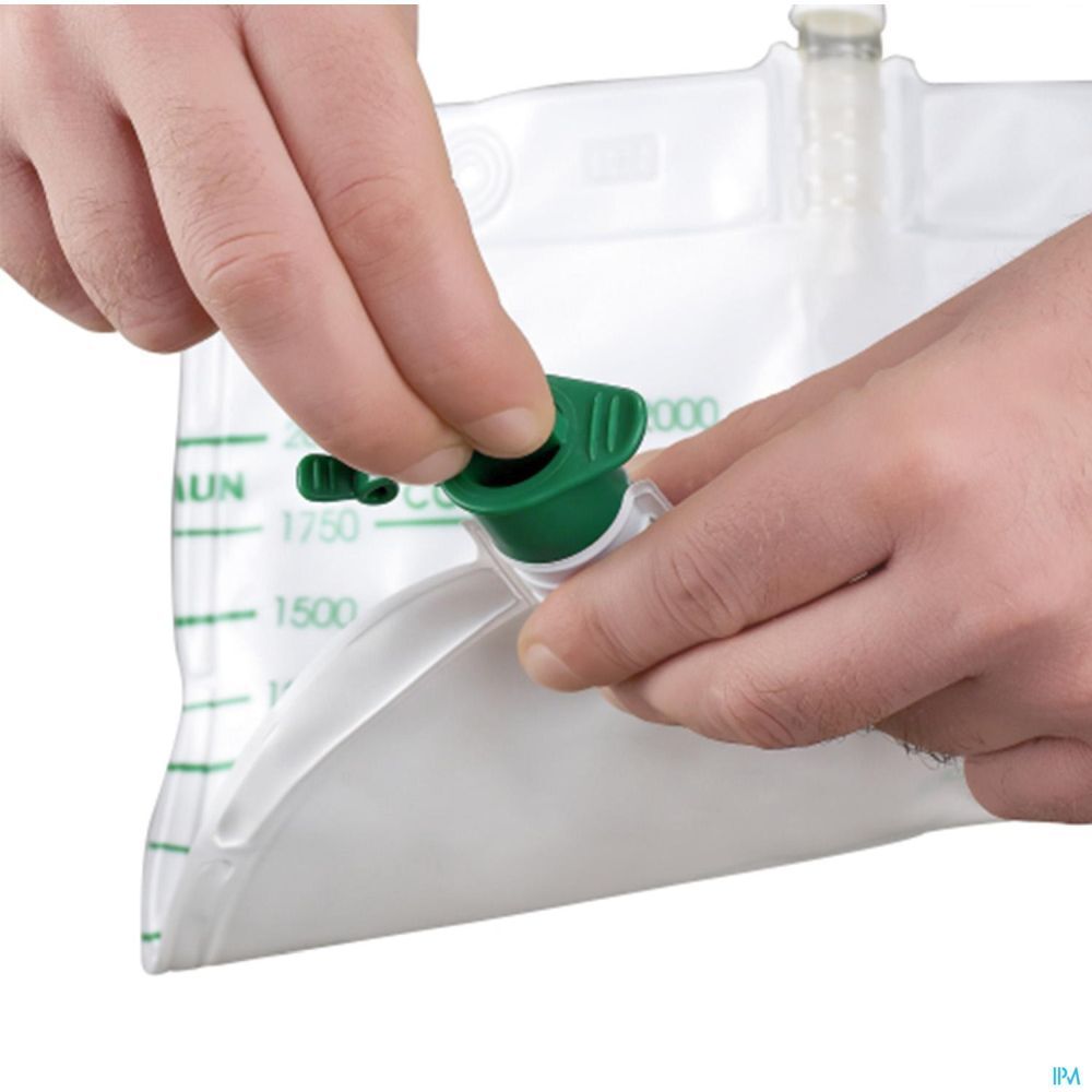 Mains ouvrant le robinet vert d'une poche transparente.