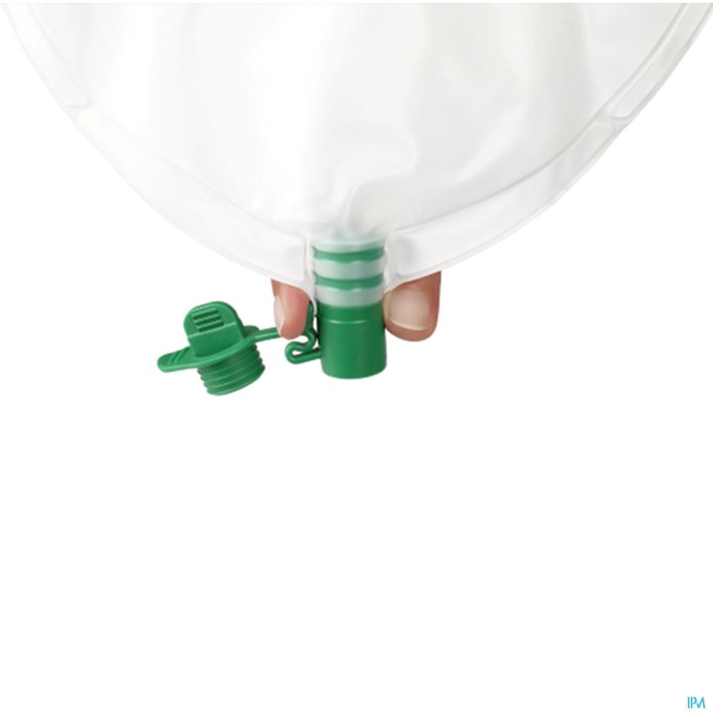 Robinet vert sur une poche transparente. Doigts tenant le robinet.
