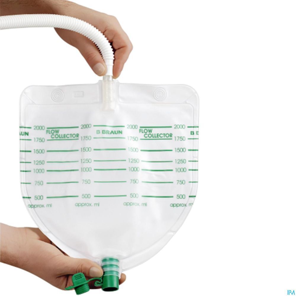 Poche transparente avec échelle graduée verte et tube blanc. Mains tenant la poche.