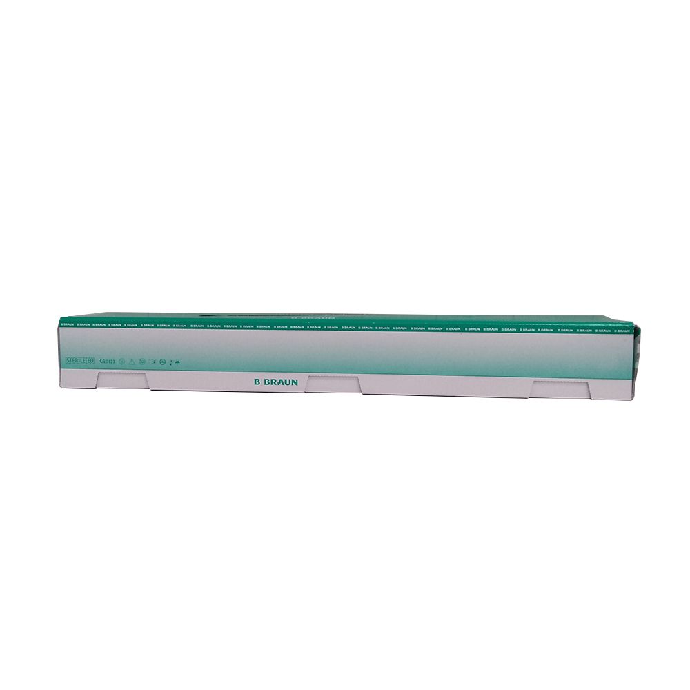 Emballage rectangulaire blanc et vert. Inscription B. Braun. Bandes vertes en haut. Bord inférieur avec encoches.
