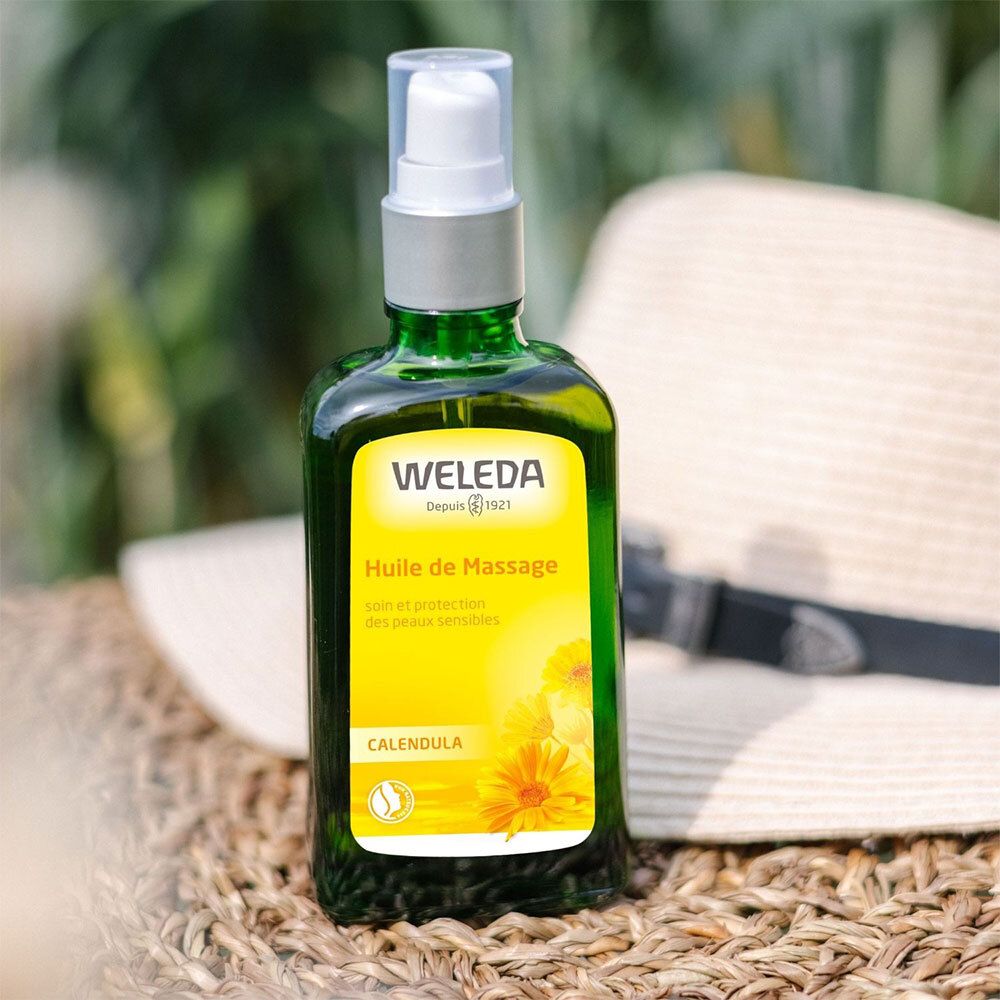 Flacon vert avec vaporisateur, à côté d'un chapeau. Nom du produit et ingrédients.